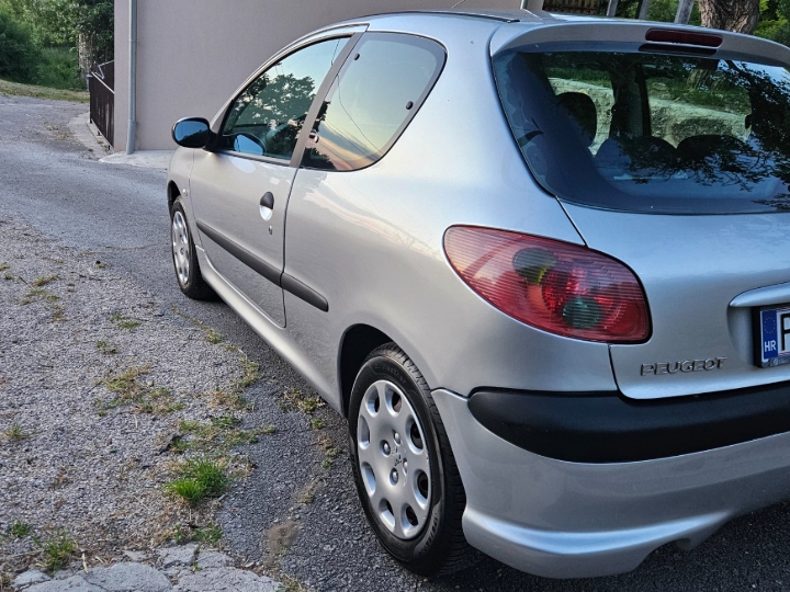 Peugeot 206, 1.1