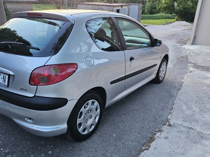 Peugeot 206, 1.1