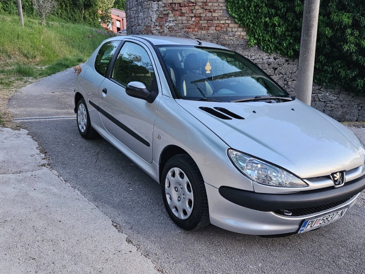 Peugeot 206, 1.1