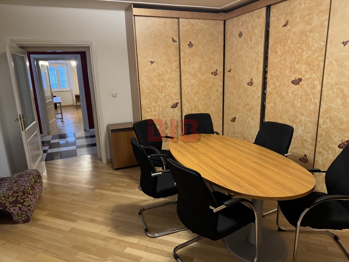 Rijeka-Korzo, kvalitetno uređen stan, 136m2, 2. kat