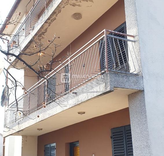 Drenova, 350m2, samostojeća kuća s 3 stana, garažom i konobom