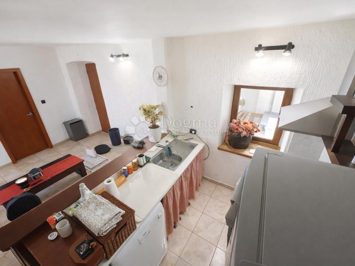 Useljiva kuća u Glavanima + dodatni kameni objekt za renovaciju!