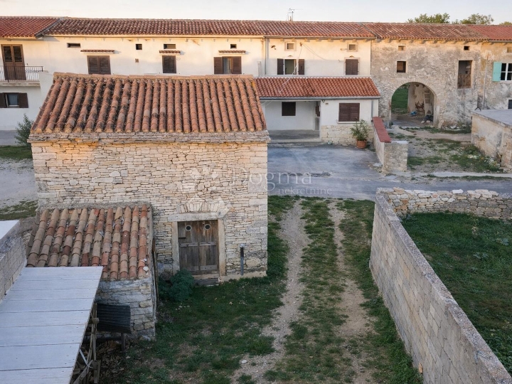 Useljiva kuća u Glavanima + dodatni kameni objekt za renovaciju!