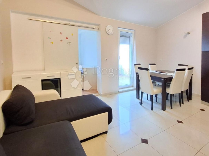 Poreč - stan s dvije spavaće sobe, 3 km od grada