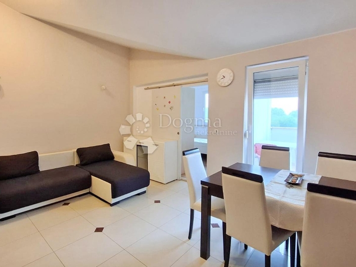 Poreč - stan s dvije spavaće sobe, 3 km od grada