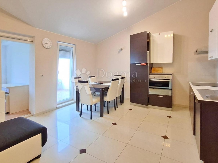 Poreč - stan s dvije spavaće sobe, 3 km od grada