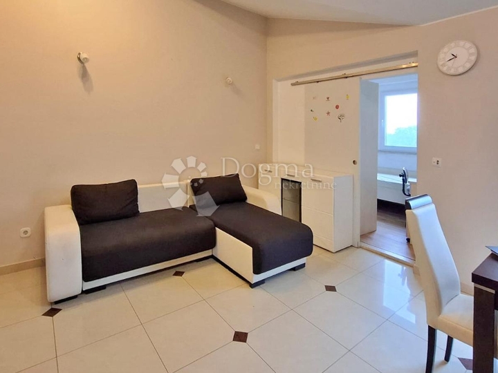 Poreč - stan s dvije spavaće sobe, 3 km od grada