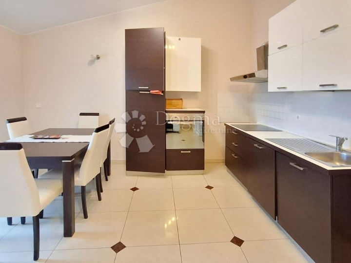 Poreč - stan s dvije spavaće sobe, 3 km od grada