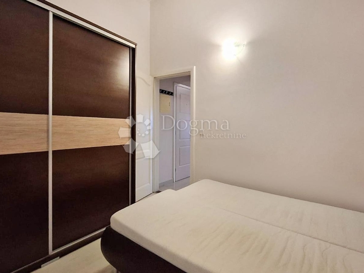 Poreč - stan s dvije spavaće sobe, 3 km od grada