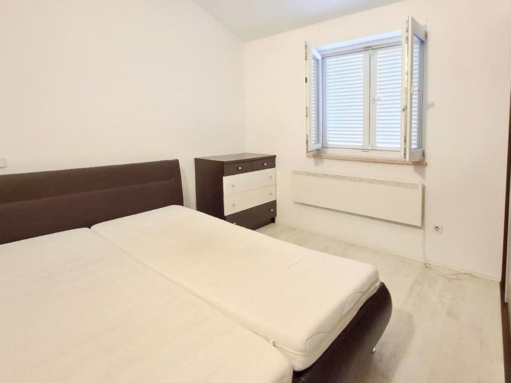 Poreč - stan s dvije spavaće sobe, 3 km od grada