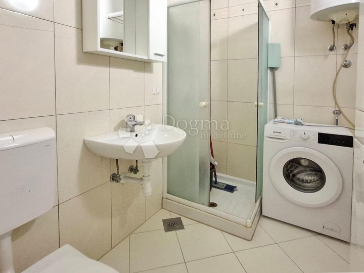 Poreč - stan s dvije spavaće sobe, 3 km od grada