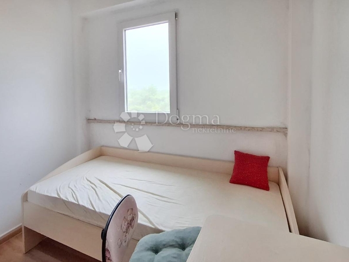 Poreč - stan s dvije spavaće sobe, 3 km od grada