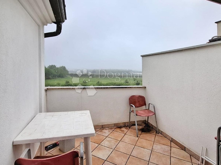 Poreč - stan s dvije spavaće sobe, 3 km od grada