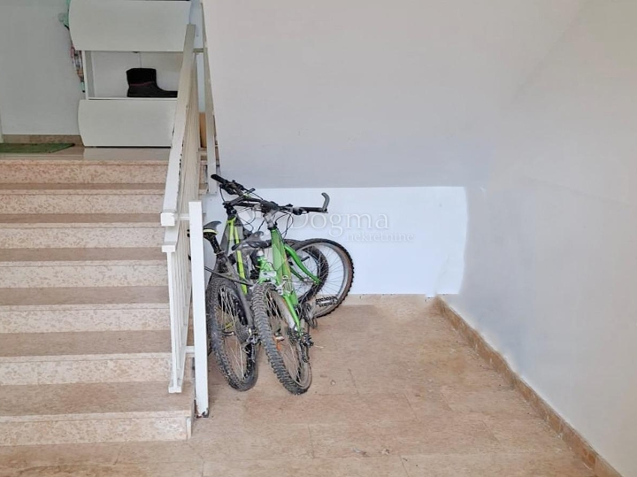 Poreč - stan s dvije spavaće sobe, 3 km od grada