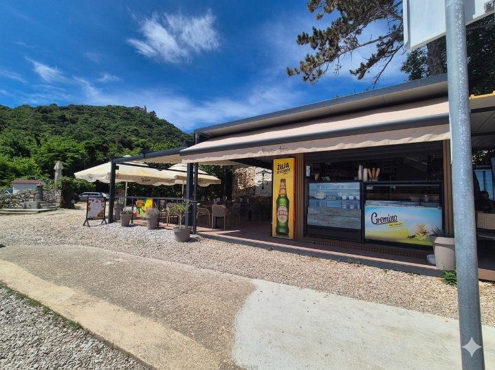 Konobar/ica i radnik/ica u kuhinji (M. Draga)
