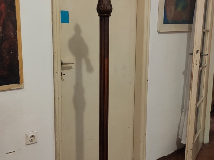 Stilska baza - rezbarena podna lampa