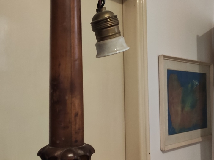 Stilska baza - rezbarena podna lampa