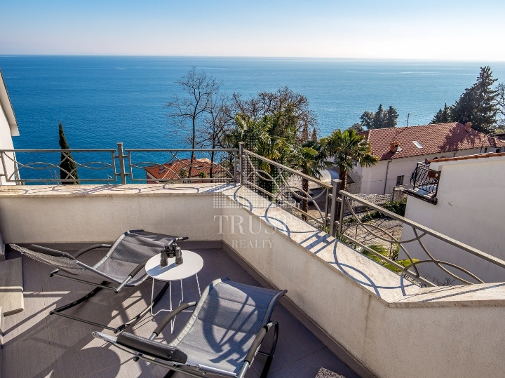 Opatija, Centar - gospodski dvoetažni stan s pogledom na more