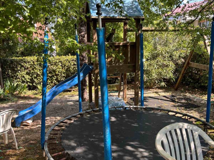 Ljuljačka, trampolin i tobogan
