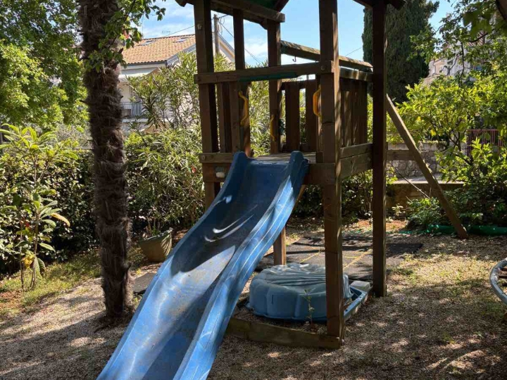 Ljuljačka, trampolin i tobogan