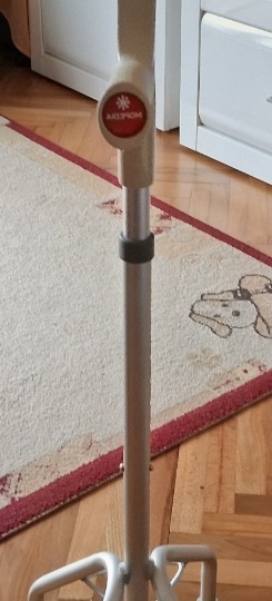 Prodajem štake s 4 noge, 2 kom.