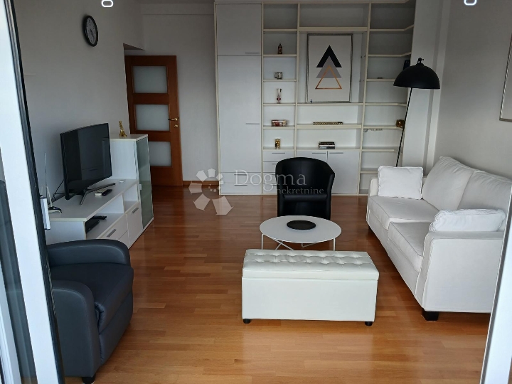 Najam - odličan 1S+DB stan na Pećinama
