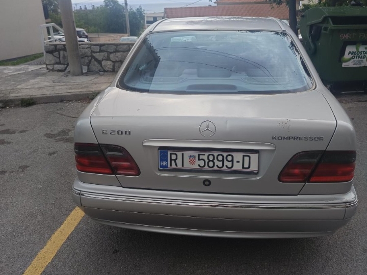 Mercedes e200 benzin, 2000. god.