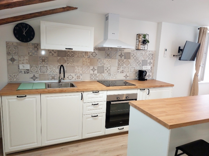 Rijeka-Centar, dugoročno iznajmljujem studio apartman 1 osobi
