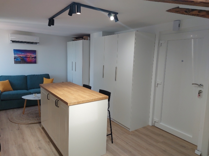 Rijeka-Centar, dugoročno iznajmljujem studio apartman 1 osobi