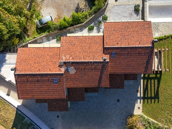 Premium kuća u nizu – bazen, garaža, podno grijanje