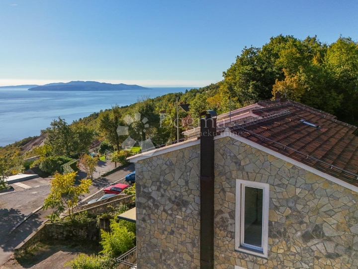 Premium kuća u nizu – bazen, garaža, podno grijanje