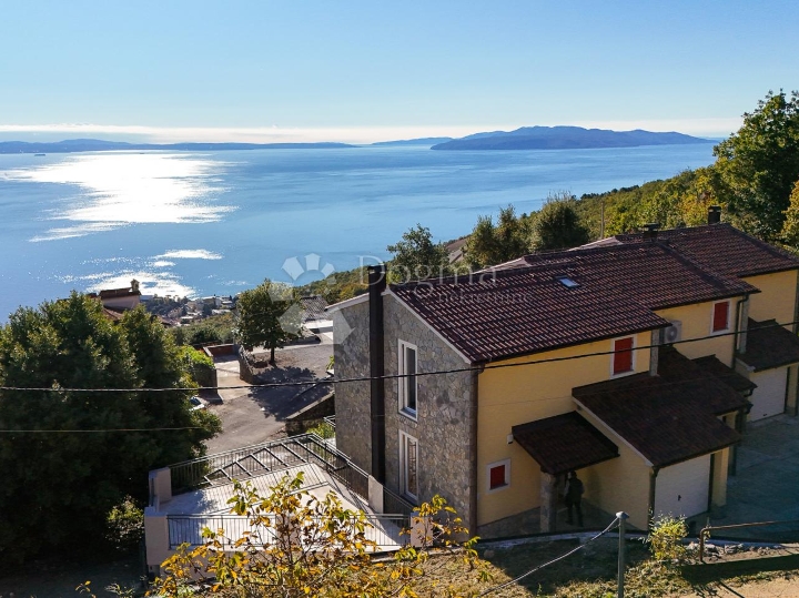 Premium kuća u nizu – bazen, garaža, podno grijanje