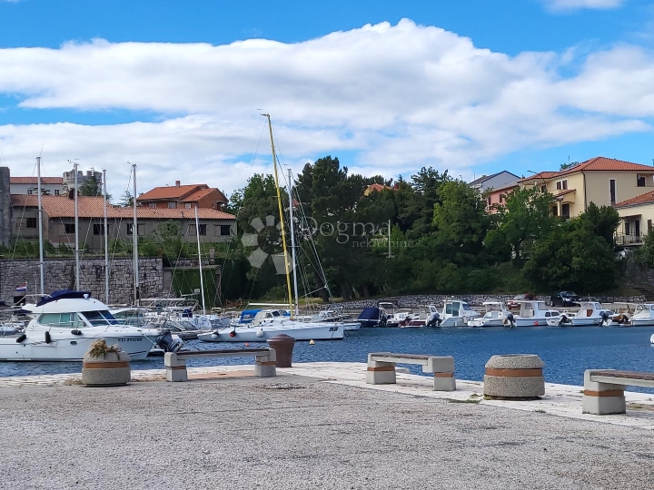 Etaža s garažom i dvorištem blizu mora
