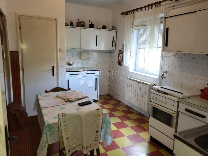 Etaža s garažom i dvorištem blizu mora