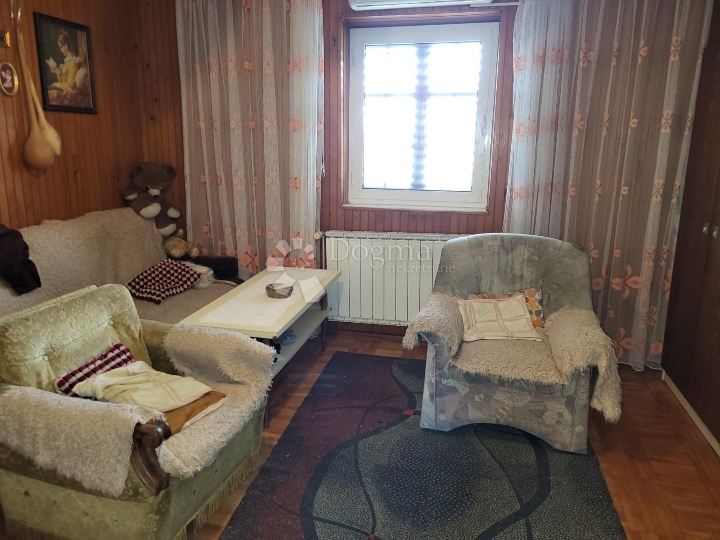 Etaža s garažom i dvorištem blizu mora