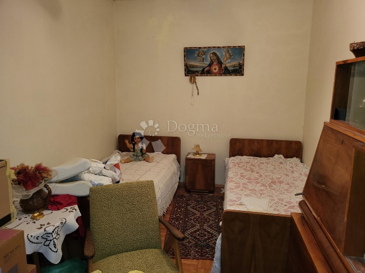 Etaža s garažom i dvorištem blizu mora