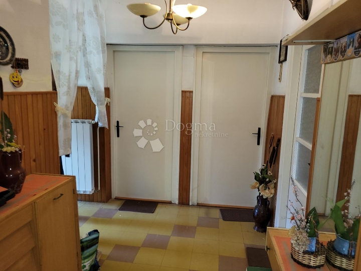 Etaža s garažom i dvorištem blizu mora