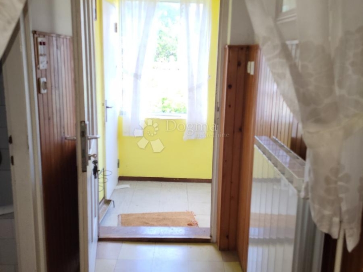 Etaža s garažom i dvorištem blizu mora