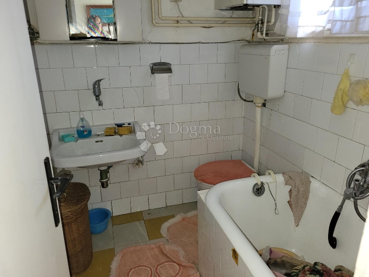 Etaža sa garažom i dvorištem blizu mora