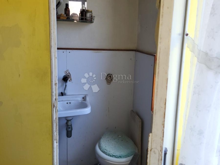 Etaža sa garažom i dvorištem blizu mora