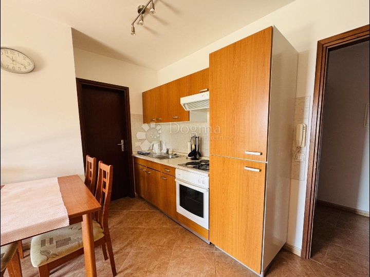 Novigrad – dva stana u jednom + bazen i privatni parking