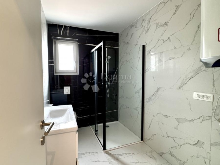 Novigrad, moderni stan 78 m², 2S, terasa, parking, blizina plaže
