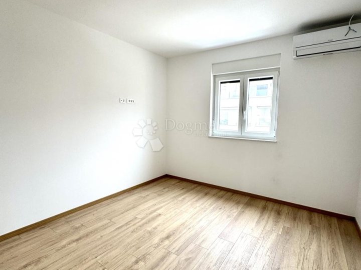 Novigrad, moderni stan 78 m², 2S, terasa, parking, blizina plaže
