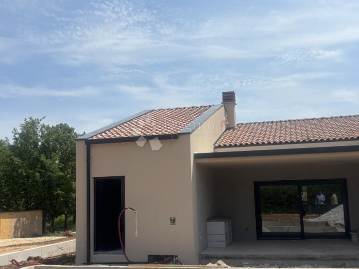 Dvoja kuća s bazenom