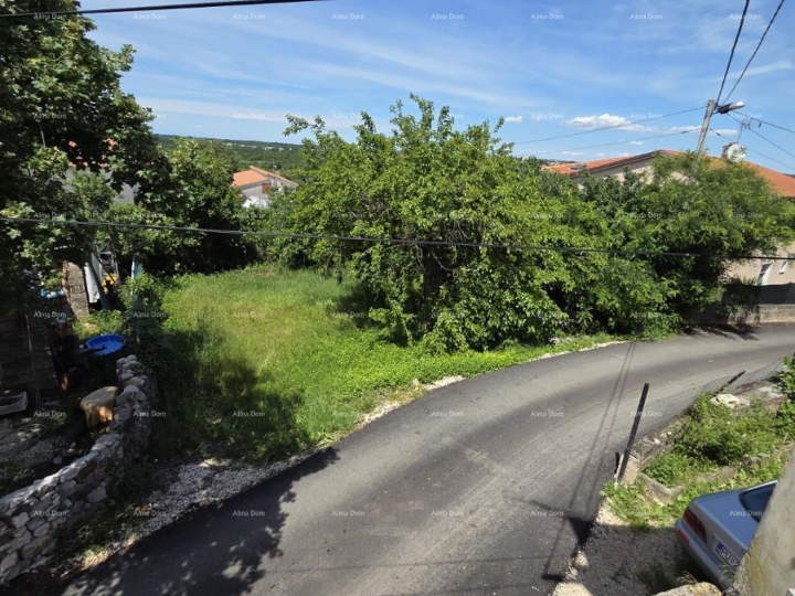 Građevinsko zemljište u blizini Poreča s manjom kućom za adaptaciju