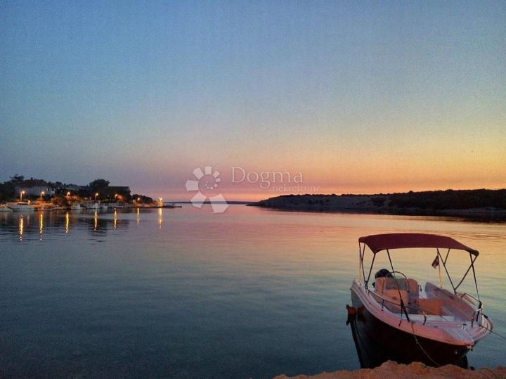 Građevinsko zemljište s pogledom pored marine Šimuni