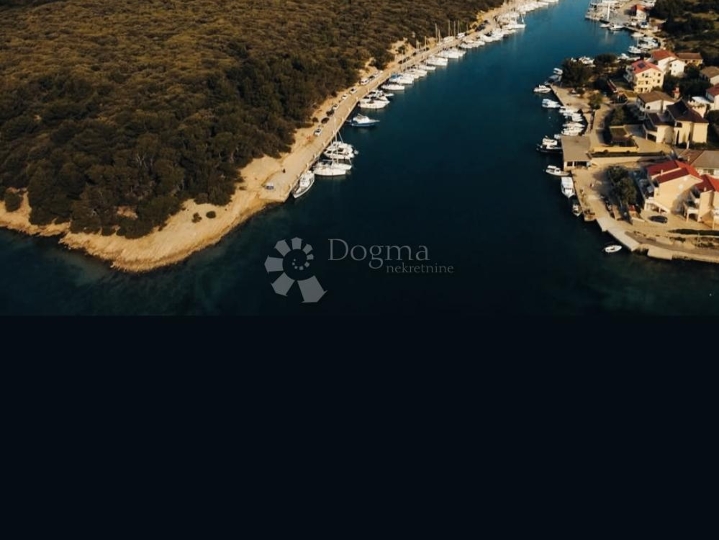 Građevinsko zemljište s pogledom pored marine Šimuni