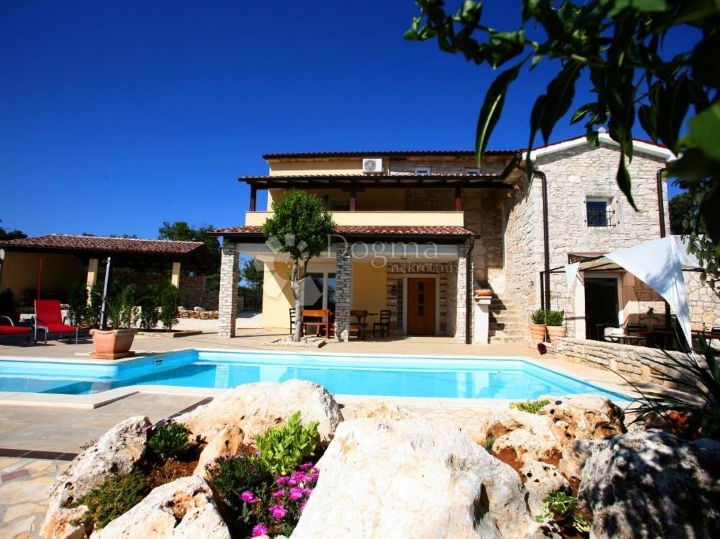 Prekrasna istarska villa s bazenom, 220 m² i 5 en-suite spavaćih soba