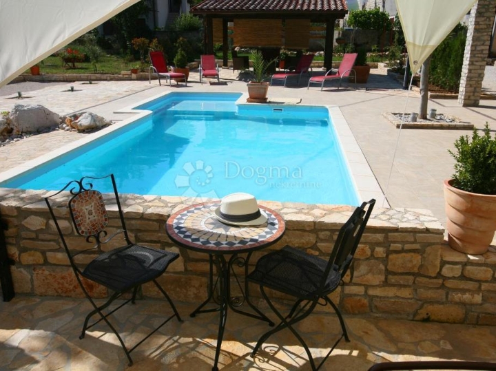 Prekrasna istarska villa s bazenom, 220 m² i 5 en-suite spavaćih soba