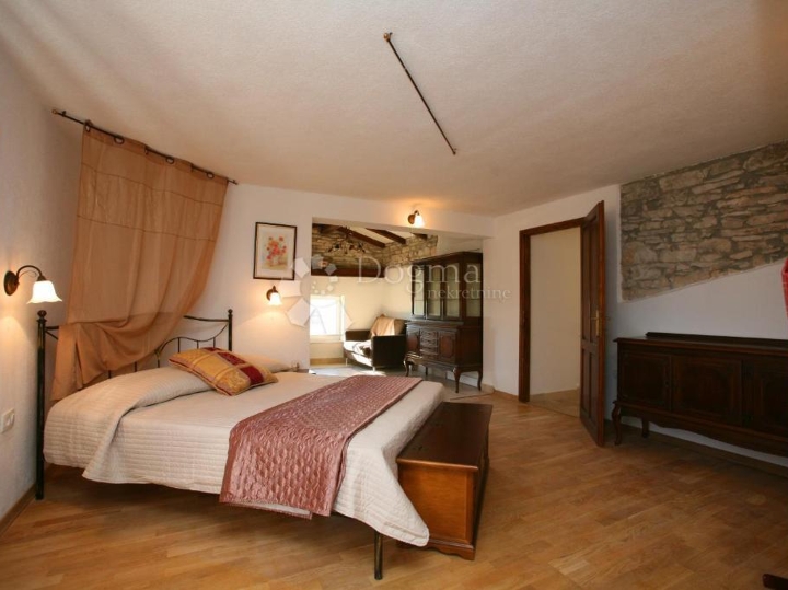 Prekrasna istarska villa s bazenom, 220 m² i 5 en-suite spavaćih soba
